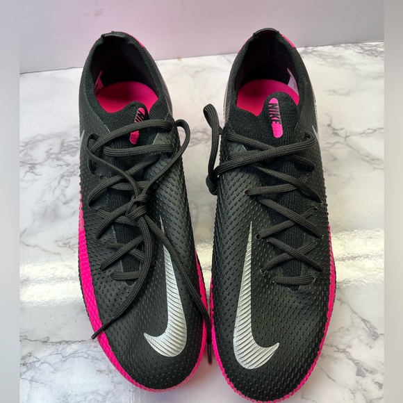 hot pink womens soccer cleats